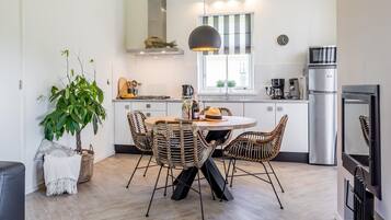 Coffee/tea maker, fridge, microwave, stovetop