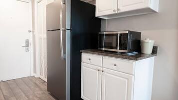 Køleskab, mikrobølgeovn, kaffe-/temaskine