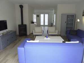 TV, fireplace