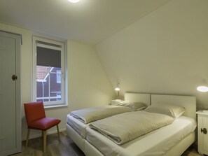 3 bedrooms, desk, internet