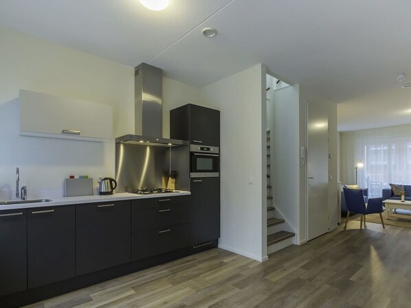 Fridge, cookware/dishes/utensils