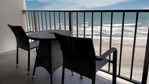 Un balcon avec vue sur l’océan.