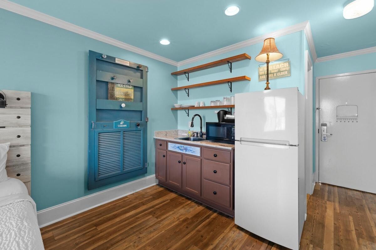 Coffee/tea maker, fridge, microwave