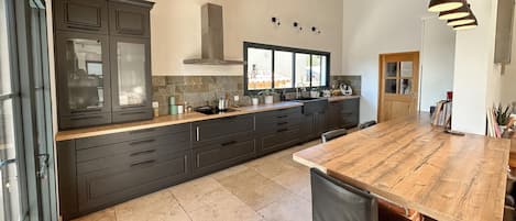 Frigorifero, forno, piano cottura, lavastoviglie