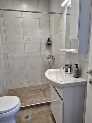 Haartrockner, Handtücher, Seife, Toilettenpapier