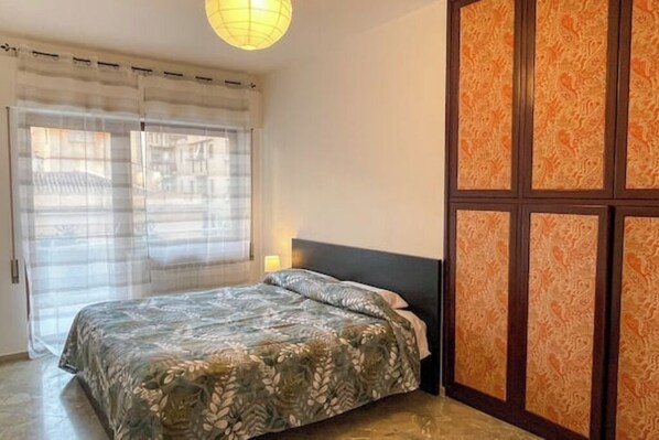 3 habitaciones, tabla de planchar con plancha, wifi y ropa de cama 