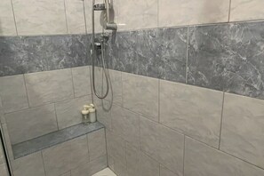 Dusche, Haartrockner, Bidet, Handtücher