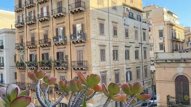 Un edificio de varios pisos con balcones y ventanas.