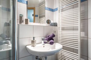 Shower, hair dryer, towels - Room 'Gästezimmer' with Shared Terrace, Shared Garden and Wi-Fi (Ihringen)