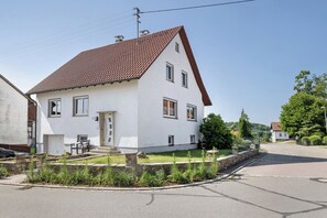 Exterior - Holiday Home 'Joanna' with Private Garden, Balcony and Wi-Fi (Meßstetten)