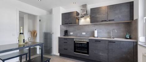 Fridge, oven, stovetop, dishwasher