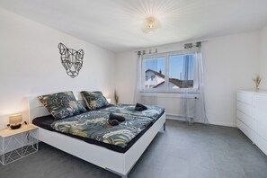 1 bedroom, free WiFi, bed sheets - Holiday Home 'Joanna' with Private Garden, Balcony and Wi-Fi (Meßstetten)