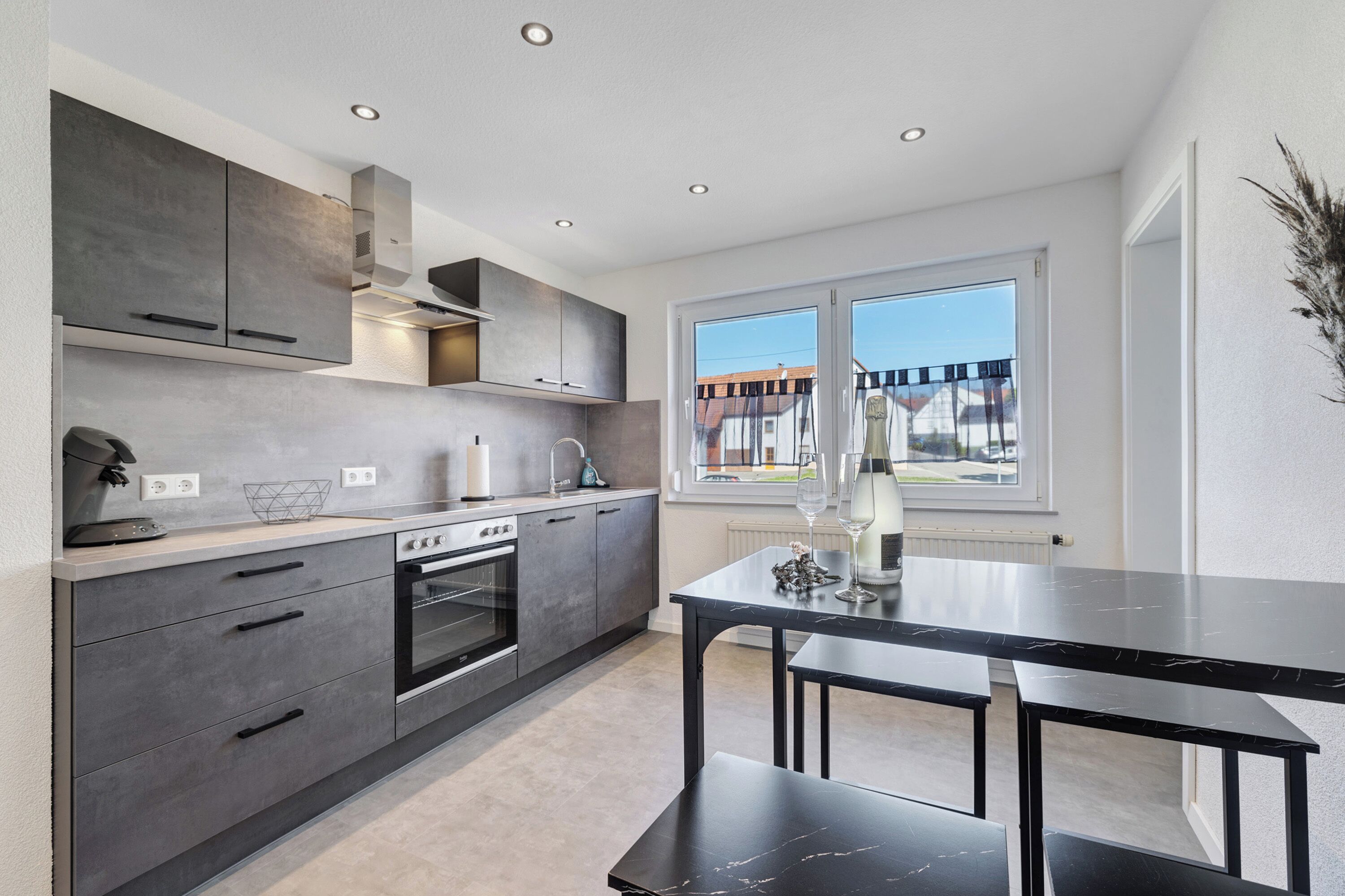 Kjøleskap, ovn, kokeplater og oppvaskmaskin