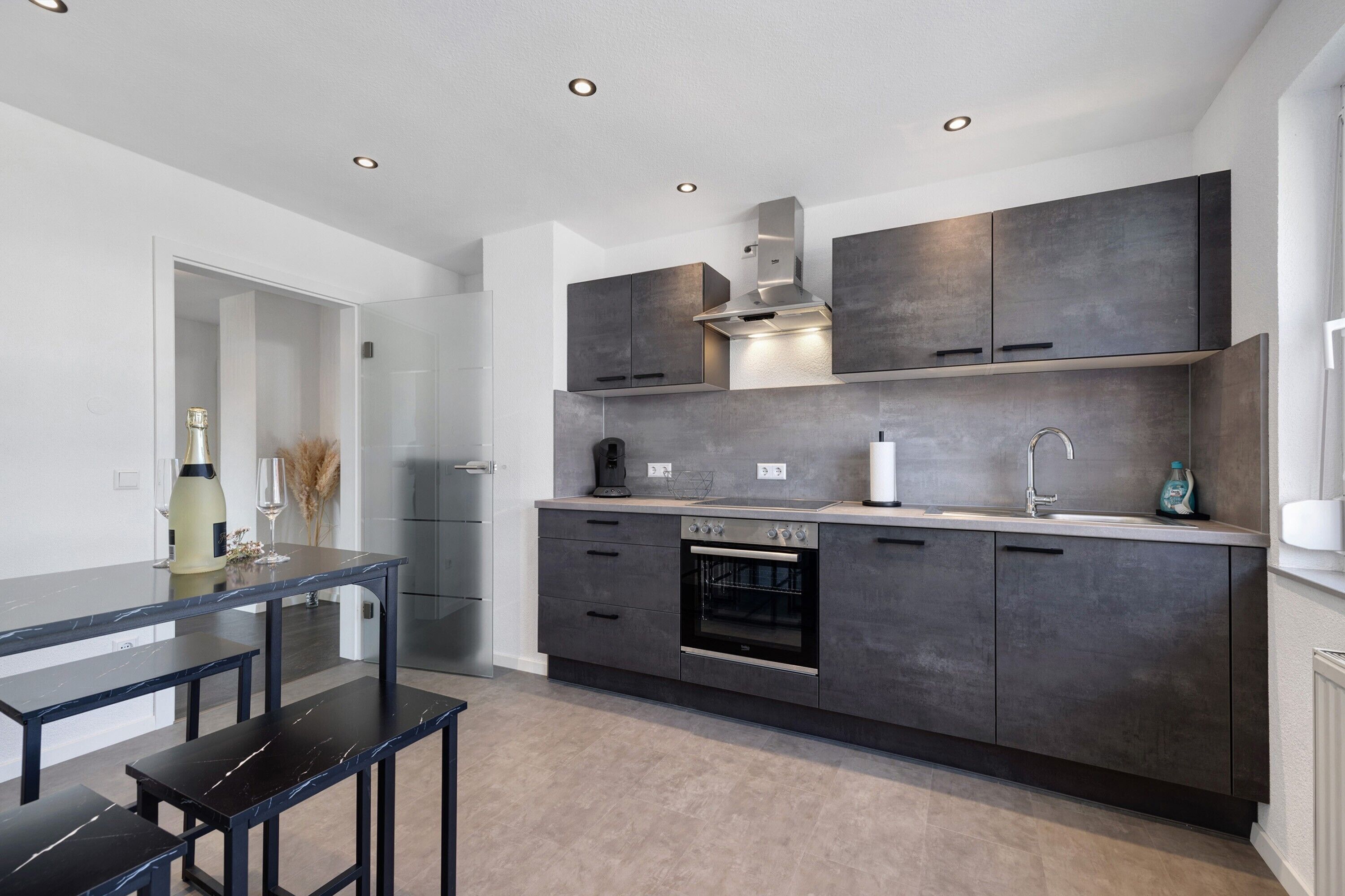 Kühlschrank, Ofen, Herdplatte, Geschirrspüler