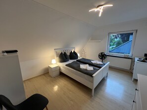 4 slaapkamers, een strijkplank/strijkijzer, gratis wifi, beddengoed