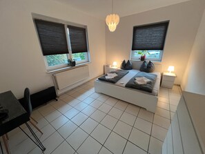 4 bedrooms, iron/ironing board, free WiFi, bed sheets - Holiday Home 'Almir' with Private Terrace, Private Garden and Wi-Fi (Haselünne)