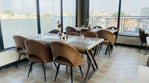 Outdoor dining - Hotel Glorious Grand (Varanasi)