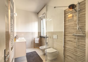 Dusche, Haartrockner, Bidet