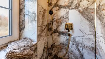 Dusche, Haartrockner, Handtücher