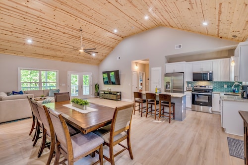 Brand-New, Lakefront Home In Deep Water Cove