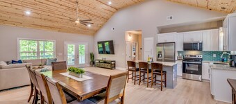 Brand-New, Lakefront Home In Deep Water Cove