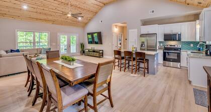 Brand-New, Lakefront Home In Deep Water Cove