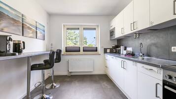 Kaffetrakter/tekoker, kjøleskap, mikrobølgeovn og ovn