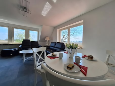 Restaurantes. Holiday Home 'Timeout' with Terrace, Garden, Beach Chair & Wi-Fi