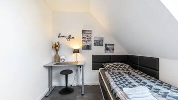5 bedrooms, WiFi (free), bed sheets