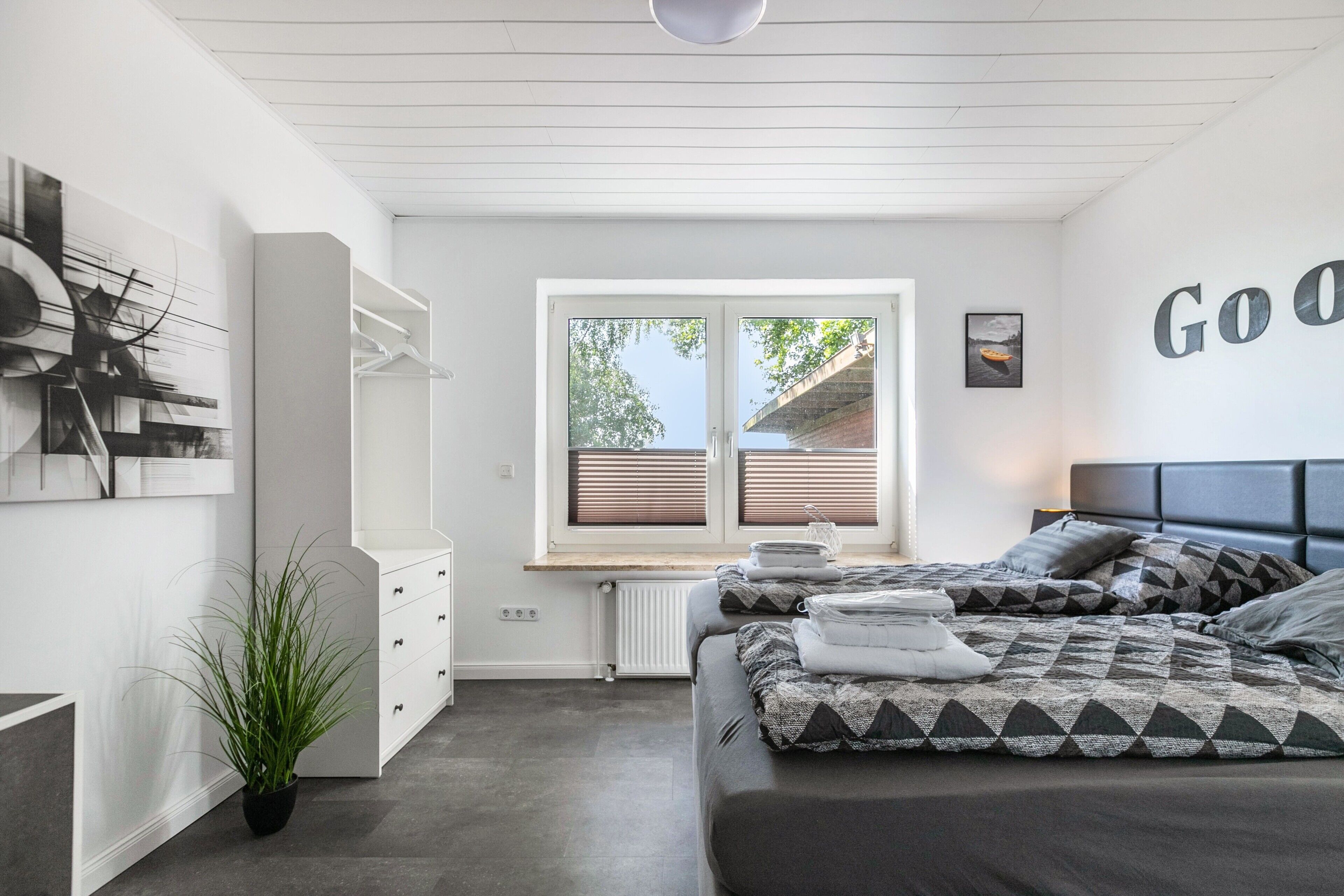 5 bedrooms, WiFi (free), bed sheets