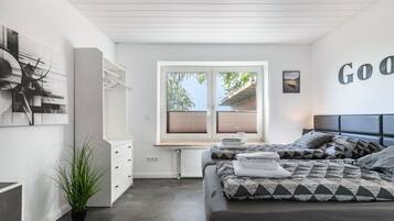 5 bedrooms, WiFi (free), bed sheets