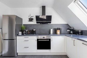 Coffee/tea maker, fridge, microwave, oven