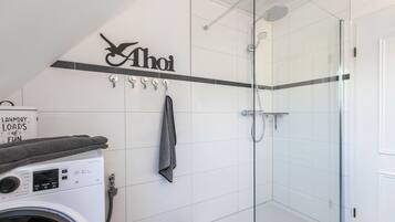Dusche, Haartrockner, Handtücher