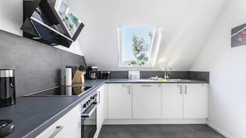 Coffee/tea maker, fridge, microwave, oven