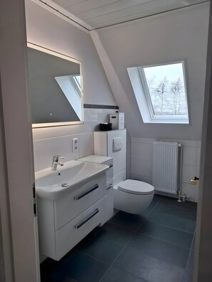 Dusj, hårføner og håndklær