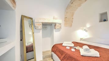 Family Villa, Multiple Bedrooms, Mountainside (Dimora Tra Gli Ulivi With Private) | 1 bedroom, iron/ironing board, free WiFi, bed sheets