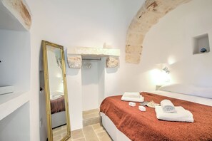Familienvilla, Mehrere Schlafzimmer, Bergseite (Dimora Tra Gli Ulivi With Private) | 1 Schlafzimmer, Bügeleisen/Bügelbrett, kostenloses WLAN, Bettwäsche