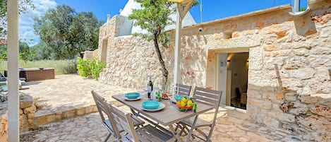 Villa familiar, varias habitaciones, junto a la montaña (Dimora Tra Gli Ulivi With Private) | Restaurante al aire libre