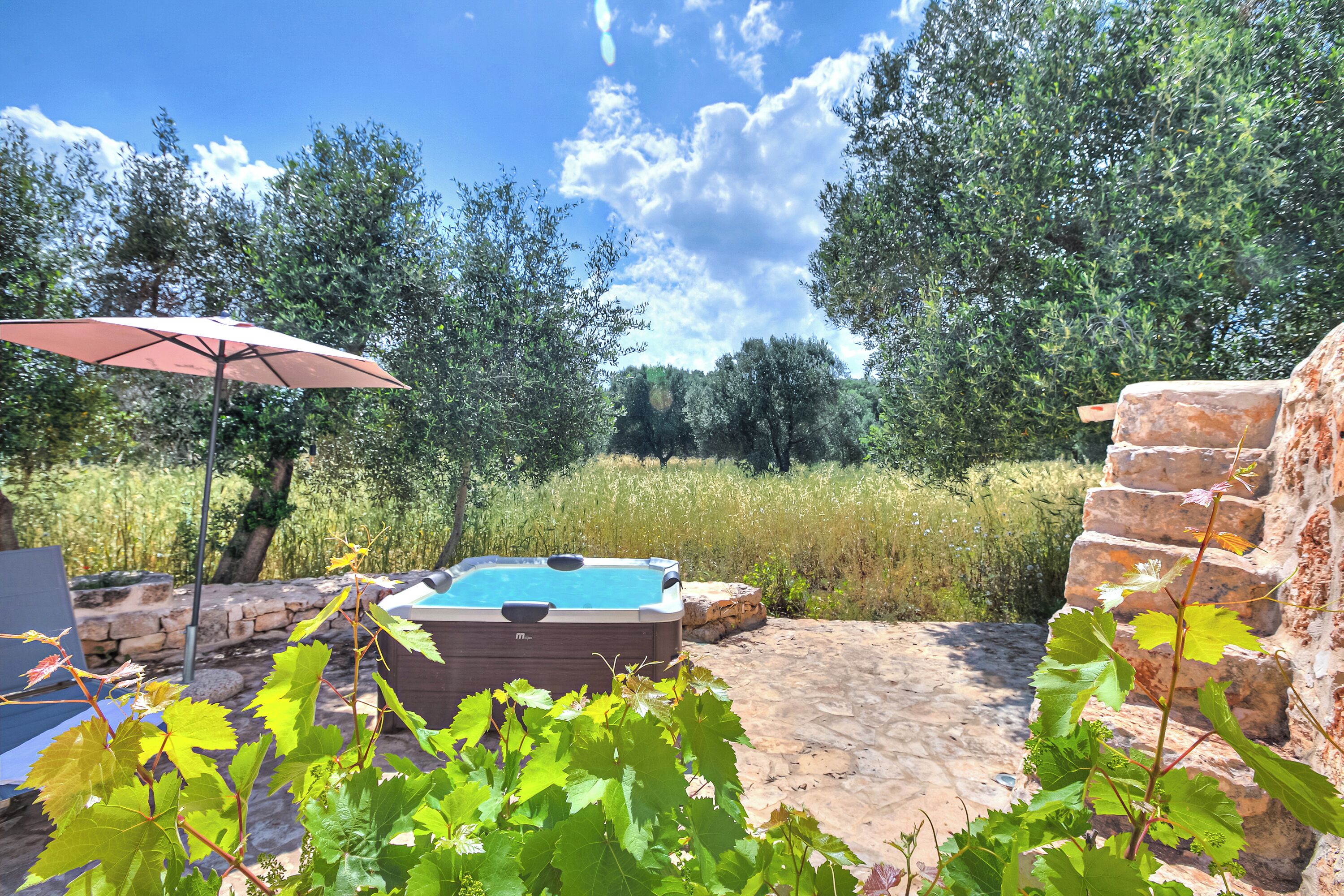 Familievilla, flere soverom, ved fjell (Dimora Tra Gli Ulivi With Private) | Utendørs boblebad