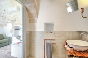 Family Villa, Multiple Bedrooms, Mountainside (Dimora Tra Gli Ulivi With Private) | Bathroom | Shower, hair dryer, towels, soap