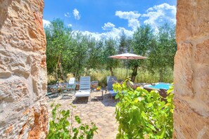 Familievilla - flere soveværelser - ved bjerg (Dimora Tra Gli Ulivi With Private) | Terrasse/gårdhave