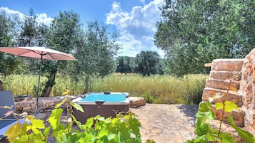 Tina de hidromasaje al aire libre