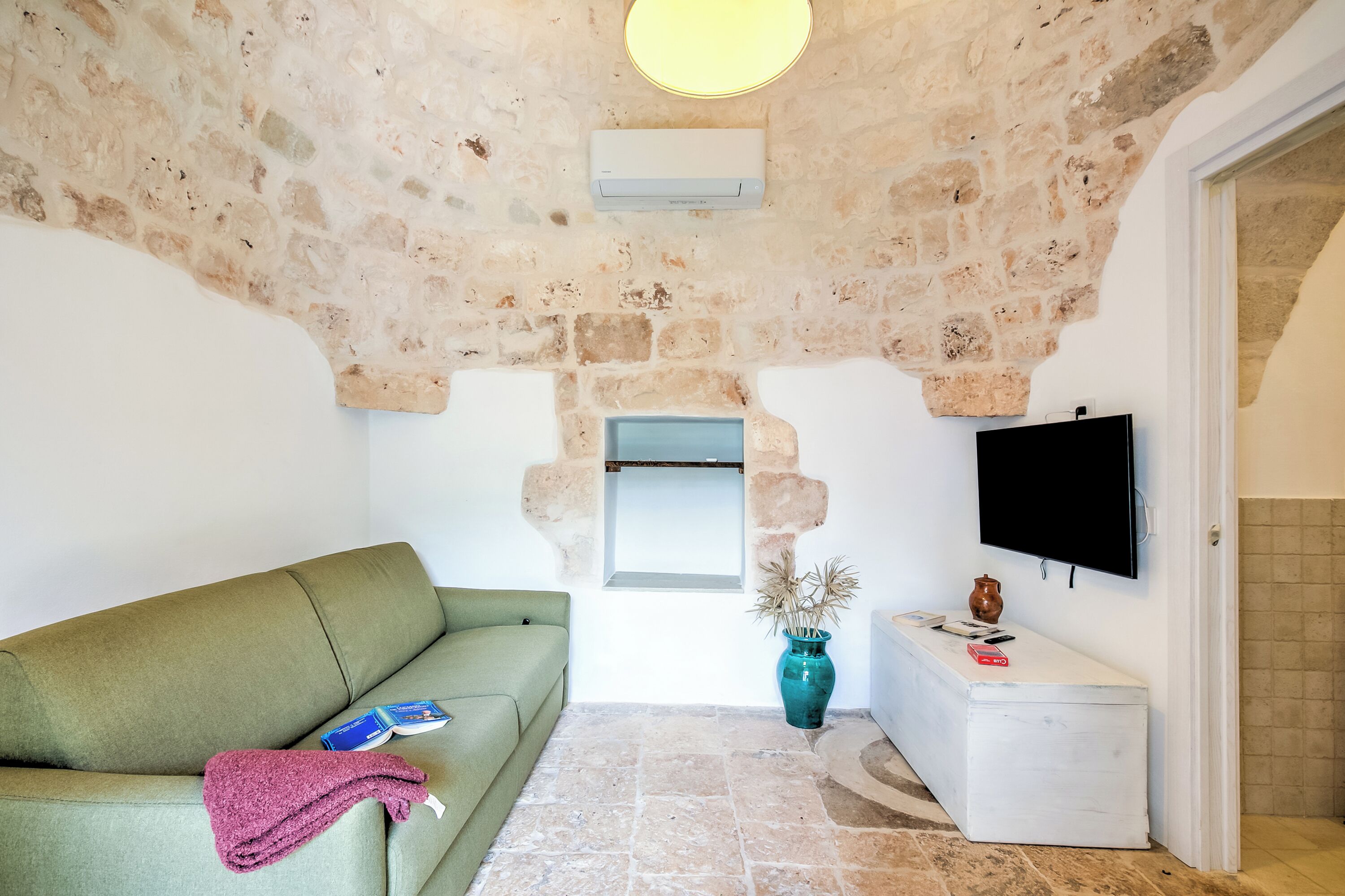 Villa familiare, camere multiple, lato montagna (Dimora Tra Gli Ulivi With Private) | Area soggiorno | Smart TV 21 pollici con canali digitali