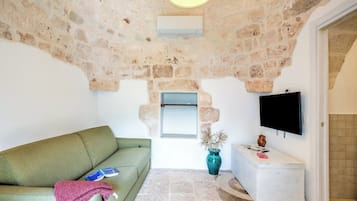 Family Villa, Multiple Bedrooms, Mountainside (Dimora Tra Gli Ulivi With Private) | Living area | 21-inch Smart TV with digital channels