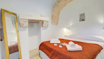 Family Villa, Multiple Bedrooms, Mountainside (Dimora Tra Gli Ulivi With Private) | 1 bedroom, iron/ironing board, free WiFi, bed sheets