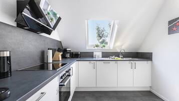 Fridge, oven, stovetop, dishwasher