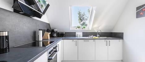 Réfrigérateur, un four, surface de cuisson, lave-vaisselle