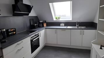 Een koelkast, een oven, een kookplaat, een vaatwasser