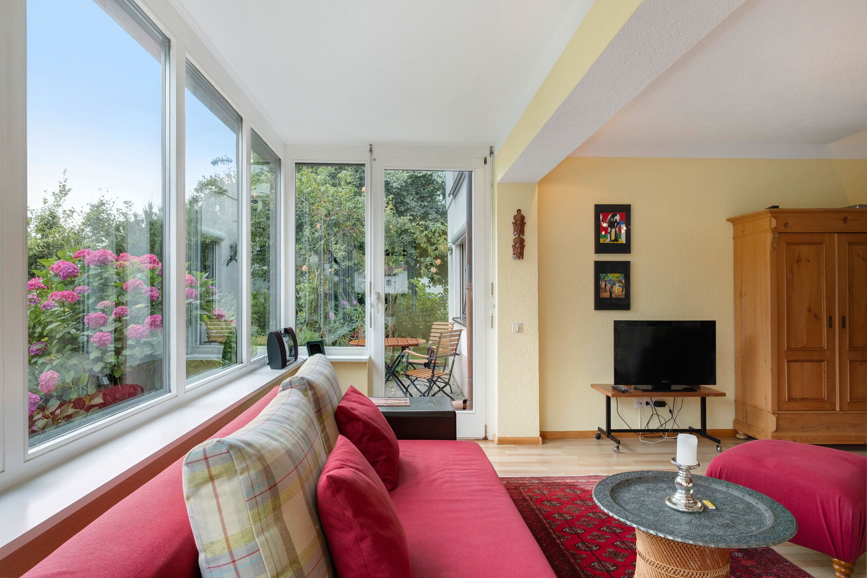 Télévision, cheminée, chaîne hi-fi