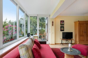 Télévision, cheminée, chaîne hi-fi